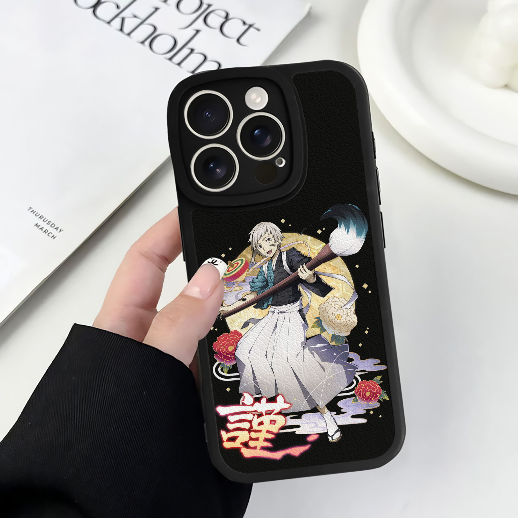 （画像用） 文豪ストレイドッグス Bungo Stray Dogs 【iPhone 16シリーズ対応】シリコンスマホケース（レザー調） 材質：シリコン
